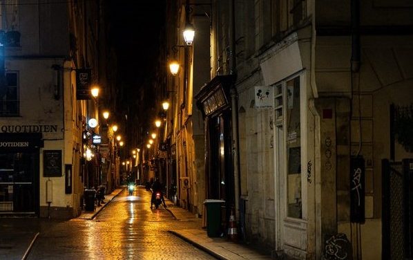 Paris. Le couvre-feu avancé à 18h dès ce samedi